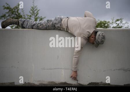 Senior Airman Noè Matsuura, 30 Ingegneria civile Squadron Airman, uniforma calcestruzzo bagnato Aprile 3, 2019, a Vandenberg Air Force Base in California Matsuura aiuta a mantenere Vandenberg AFB e fornire riparazioni e upgrade quando necessario. Foto Stock