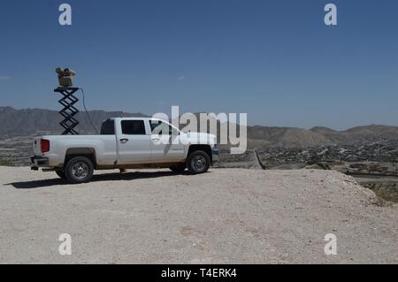 Un Mobile fotocamera di sorveglianza parcheggiato a 'Monument uno' vicino a Santa Teresa Porto di entrata in Sunland park, N.M., 3 aprile 2019. Il monumento di un MSC è uno dei 22 lungo il Nuovo Messico/Messico confine azionato da soldati assegnati a 1-37 Campo Battaglione di artiglieria. Il Dipartimento della Difesa ha dispiegato unità attraverso il confine sud-ovest su richiesta degli Stati Uniti Delle dogane e della protezione delle frontiere ed è fornire logistiche, ingegneria, forza e funzioni di protezione. Foto Stock