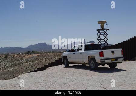 Un Mobile fotocamera di sorveglianza parcheggiato a 'Monument uno' vicino a Santa Teresa Porto di entrata in Sunland park, N.M., 3 aprile 2019. Il monumento di un MSC è uno dei 22 lungo il Nuovo Messico/Messico confine azionato da soldati assegnati a 1-37 Campo Battaglione di artiglieria. Il Dipartimento della Difesa ha dispiegato unità attraverso il confine sud-ovest su richiesta degli Stati Uniti Delle dogane e della protezione delle frontiere ed è fornire logistiche, ingegneria, forza e funzioni di protezione. Foto Stock