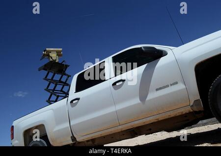 Un Mobile fotocamera di sorveglianza parcheggiato a 'Monument uno' vicino a Santa Teresa Porto di entrata in Sunland park, N.M., 3 aprile 2019. Il monumento di un MSC è uno dei 22 lungo il Nuovo Messico/Messico confine azionato da soldati assegnati a 1-37 Campo Battaglione di artiglieria. Il Dipartimento della Difesa ha dispiegato unità attraverso il confine sud-ovest su richiesta degli Stati Uniti Delle dogane e della protezione delle frontiere ed è fornire logistiche, ingegneria, forza e funzioni di protezione. Foto Stock
