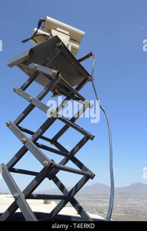 Un Mobile fotocamera di sorveglianza parcheggiato a 'Monument uno' vicino a Santa Teresa Porto di entrata in Sunland park, N.M., 3 aprile 2019. Il monumento di un MSC è uno dei 22 lungo il Nuovo Messico/Messico confine azionato da soldati assegnati a 1-37 Campo Battaglione di artiglieria. Il Dipartimento della Difesa ha dispiegato unità attraverso il confine sud-ovest su richiesta degli Stati Uniti Delle dogane e della protezione delle frontiere ed è fornire logistiche, ingegneria, forza e funzioni di protezione. Foto Stock