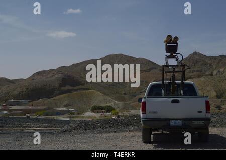 Un Mobile fotocamera di sorveglianza parcheggiato a 'Monument due' vicino a Santa Teresa Porto di entrata in Sunland park, N.M., 3 aprile 2019. Il monumento due MSC è uno dei 22 lungo il Nuovo Messico/Messico confine azionato da soldati assegnati a 1-37 Campo Battaglione di artiglieria. Il Dipartimento della Difesa ha dispiegato unità attraverso il confine sud-ovest su richiesta degli Stati Uniti Delle dogane e della protezione delle frontiere ed è fornire logistiche, ingegneria, forza e funzioni di protezione. Foto Stock
