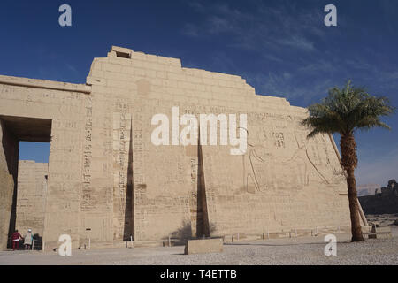 A Luxor Egitto: turisti visitano Medinet Habu, il tempio mortuario di Ramesse III, un importante nuovo regno struttura sulla riva occidentale del fiume Nilo. Foto Stock