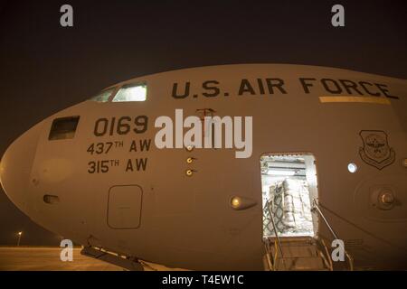 CAMP LEMONNIER, Gibuti - Membri del xxi Airlift Squadron da Travis Air Force Base, Fairfield, California, 87th delle forze di sicurezza Squadron e 421st Combat Training Squadron dal giunto di baseGuire-Dix Mc-Lakehurst, N.J., caricare un C-17A Globemaster III aereo con gli Stati Uniti Agenzia per lo Sviluppo Internazionale (USAID) forniture per sforzo umanitario nella Repubblica del Mozambico e le aree circostanti in seguito ciclone Idai, 5 aprile 2019. La missione di Camp Lemonnier è consentire warfighters congiunto operante in avanti e rafforzare il rapporto tra gli Stati Uniti e Gibuti b Foto Stock