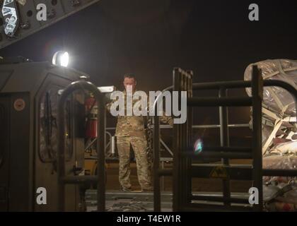 CAMP LEMONNIER, Gibuti - Membri del xxi Airlift Squadron da Travis Air Force Base, Fairfield, California, 87th delle forze di sicurezza Squadron e 421st Combat Training Squadron dal giunto di baseGuire-Dix Mc-Lakehurst, N.J., caricare un C-17A Globemaster III aereo con gli Stati Uniti Agenzia per lo Sviluppo Internazionale (USAID) forniture per sforzo umanitario nella Repubblica del Mozambico e le aree circostanti in seguito ciclone Idai, 5 aprile 2019. La missione di Camp Lemonnier è consentire warfighters congiunto operante in avanti e rafforzare il rapporto tra gli Stati Uniti e Gibuti b Foto Stock