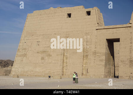 A Luxor Egitto: turisti visitano Medinet Habu, il tempio mortuario di Ramesse III, un importante nuovo regno struttura sulla riva occidentale del fiume Nilo. Foto Stock