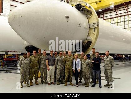 Brig Gen Douglas Schiess, 45th Space Wing Commander, e sua moglie Debbie, posano con gli avieri dal quinto spazio squadrone di lancio di fronte SpaceX's Falcon booster pesante il 22 marzo 2019, presso il Centro Spaziale Kennedy, Fla. Schiess e sua moglie hanno preso un tour dell'hangar di alloggiamento del Falcon razzo pesante durante una immersione del quinto SLS. Foto Stock