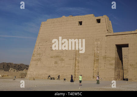 A Luxor Egitto: turisti visitano Medinet Habu, il tempio mortuario di Ramesse III, un importante nuovo regno struttura sulla riva occidentale del fiume Nilo. Foto Stock