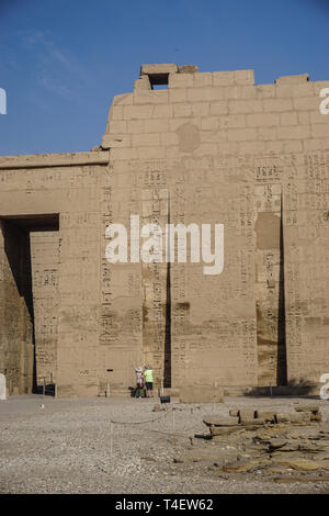 A Luxor Egitto: turisti visitano Medinet Habu, il tempio mortuario di Ramesse III, un importante nuovo regno struttura sulla riva occidentale del fiume Nilo. Foto Stock