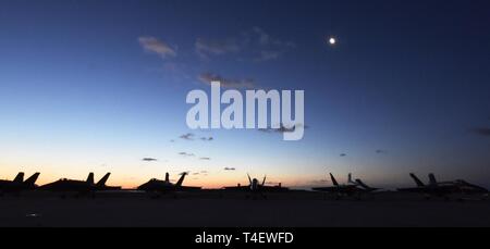 KEY WEST, Fla. (30 marzo 2019) Stati Uniti Navy Blue Angels F/A-18 calabroni sono allineate sulla linea volo a Naval Air Station Key West che si preparano a volare nel 2019 aria più southernmost spettacolare air show. La due giorni di mostra attratto 20.000 spettatori, e proiettato l orgoglio e la professionalità di U.S. Navy. Naval Air Station Key West è la struttura all'avanguardia per combattere degli aerei da caccia di tutti i servizi militari, fornisce world-class pierside a sostegno degli Stati Uniti e stranieri di navi militari, ed è il principale centro di formazione per superficie e sottosuolo operazioni militari. Foto Stock