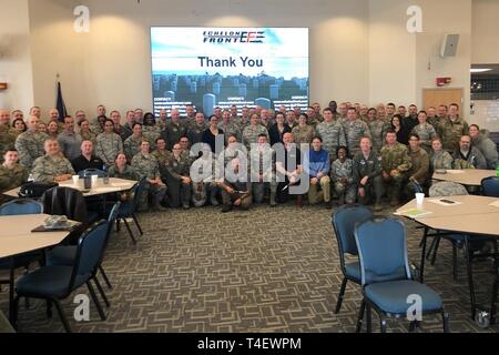 I membri di Echelon anteriore, una leadership training organizzazione gestito da un gruppo di pensionati e ex U.S. Navy SEAL personale, pongono con membri del Michigan Air National Guard dell'ala 127a Selfridge Air National Guard Bas, Mich, Aprile 5, 2019. Il frontale Echelon team ha condotto un giorno lungo la leadership seminario di formazione alla base. Foto Stock