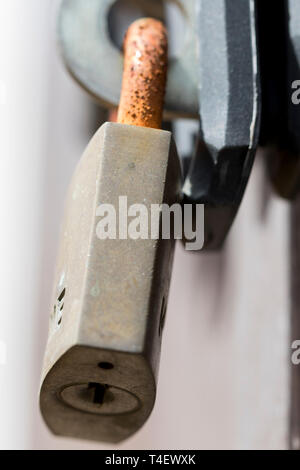 Lucchetto arrugginito vicino. Texture di Rusty Vecchia serratura su un dispositivo di chiusura di porta. Foto Stock