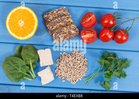 Cibo nutriente come fonte di vitamina B9, la fibra dietetica, acido folico e minerali naturali, il concetto di uno stile di vita sano Foto Stock