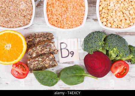 Cibo nutriente come fonte di vitamina B9, la fibra dietetica, acido folico e minerali naturali, il concetto di uno stile di vita sano Foto Stock
