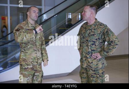 Stati Uniti Marine Corps Brig. Gen. Christopher McPhillips, comandante generale, 3° Marine Expeditionary Brigade, E DEGLI STATI UNITI Air Force Il Mag. Evan Backes, comandante della missione, 353 Special Operations Group, parlare di esercizio Balikatan Presso Subic Bay International Airport, Morong, Bataan, Filippine, Aprile 7, 2019. Esercizio Balikatan, nella sua trentacinquesima iterazione è un annuale U.S.-militari filippini formazione incentrata su una varietà di missioni, comprese la fornitura di assistenza umanitaria e di soccorso in caso di catastrofe, la lotta contro il terrorismo e altri combinati di operazioni militari. Foto Stock