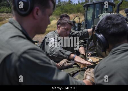 Stati Uniti Marine Corps Gunnery Sgt. David Law conduce controlli preflight Presso Subic Bay, Filippine prima di una caduta di aria di rifornimento militare del carico da un KC-130J Super Hercules oltre il colonnello Ernesto Ravina Air Base, Filippine, 8 aprile 2019, durante l'esercizio Balikatan. Balikatan è un esercizio annuale tra gli Stati Uniti e le Filippine e proviene da una frase Tagalog significato houlder "a spalla", che rappresenta la relazione tra i due paesi. L'esercizio promuove la sicurezza regionale e gli sforzi umanitari per Stati Uniti alleati e partner. La legge è una crewmaster con antenna Marine Refueler Tran Foto Stock