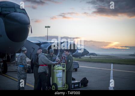 Stati Uniti Air Force equipaggio dal 351Air Refuelling Squadron e equipaggio capi dal centesimo Manutenzione aeromobili squadrone rivedere un pre-volo checklist insieme prima di un volo il supporto di esercizio comune della Warrior 19-1 a RAF Mildenhall, Inghilterra, 4 aprile 2019. Joint Warrior è un REGNO UNITO-led esercizio multinazionale che coinvolge numerose navi da guerra, aerei, marines e truppe. Foto Stock