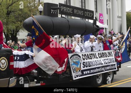 WILMINGTON, N.C. (6 aprile 2019) Carolina costiere veterani e velisti assegnati a Virginia-class submarine USS North Carolina (SSN 777) onda di parata frequentatori durante all'Azalea Festival Parade durante Wilmington Navy settimana. La Marina programma settimana serve come la Marina Il principale sforzo di divulgazione nelle aree del paese senza una significativa presenza della Marina. Foto Stock