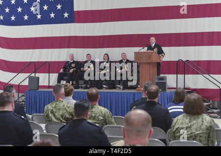 VIRGINIA BEACH, Va. (5 aprile 2019) Vice Adm. Robert Sharp, diritto, direttore del National Geospatial-Intelligence Agency, offre un commento come oratore ospite della marina di intelligenza Expeditionary Command (NEIC) Modifica del comando cerimonia di premiazione che si terrà a Naval Air Station Oceana. Sharp è servita come la nota fondamentale e oratore ospite d'onore. NEIC è una parte di Marine Expeditionary comando di combattimento e fornisce un personale altamente addestrato e pienamente dispiegabili cadre di marinai comandanti della flotta con mira a fornire una maggiore comprensione di domini funzionali, costruire collaborazioni e migliorare le operazioni di sicurezza marittima e di unità Foto Stock