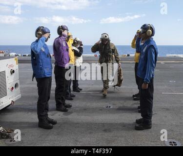 Sul mare del sud della Cina (9 aprile 2019) - USA Marine Corps Brig. Gen. Christopher McPhillips, comandante generale della terza Marine Expeditionary Brigade, saluta come egli passa attraverso sideboys a bordo dell'assalto anfibio nave USS Wasp (LHD 1) durante l'esercizio Balikatan 2019. Nella sua trentacinquesima iterazione, Balikatan è un annuale U.S.- militari filippini esercizio di formazione incentrati su una varietà di missioni, comprese la fornitura di assistenza umanitaria e di soccorso in caso di catastrofe, la lotta contro il terrorismo e altri combinati di operazioni militari. Foto Stock