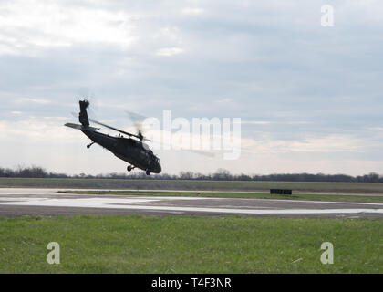 Un UH-60 Blackhawk, con l'esercito Missouri Guardia nazionale, decolla dopo la caduta di due joint Tactical air controller (JTAC), con il 7° aria supportano operazioni squadrone, durante il mietitore bandiera esercizio il 2 aprile 2019, in Sedalia, Missouri. La UH-60 cerchiato la zona e coordinata con il JTAC dopo il decollo, agendo come un AH-64 Apache, un elicottero di attacco che potrebbe essere utilizzato per fornire aria di supporto in un ambiente distribuito. (U.S. Air Force foto di Airman Parker J. McCauley) Foto Stock