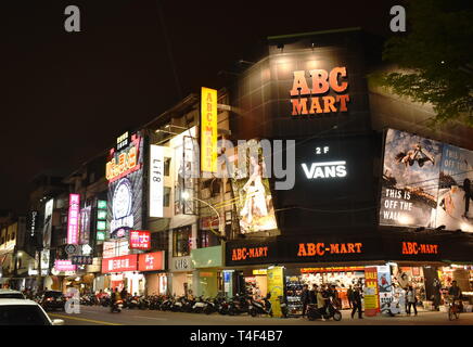 Taichung Taiwan 29 Marzo 2019 : cityscape edificio e strada di notte Foto Stock