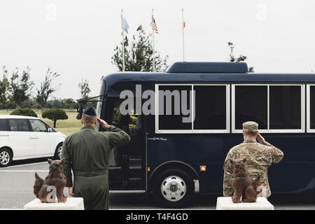 Stati Uniti Air Force Col. Michael Rowe (a destra), xviii gruppo Operations commander, e Chief Master Sgt, Giuseppe Stuart (sinistra), XVIII OG sovrintendente, salutate come Lt. Gen. Kevin Schneider, arriva il 4 aprile 2019, al XVIII ala testa edificio quarti 4 aprile 2019, sulla Kadena Air Base, Giappone. Schneider si è incontrato con i comandanti in tutta l'ala 18 al fine di valutare la loro capacità di missione e di disponibilità. Foto Stock