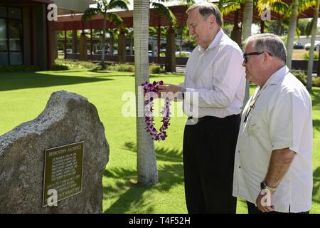 Johnie E. Webb, vice direttore, (sinistra) e Steve Thompson, famiglia e i veterani di collegamento, di outreach e direzione delle comunicazioni, della difesa POW/mia agenzia di contabilità (DPAA), pone una corona di fiori su un monumento commemorativo personale perso di articolazione durante le operazioni di recupero in Vietnam a base comune Pearl-Harbor, Hickam, Hawaii, Aprile 8, 2019. Il 7 aprile 2001, un catastrofico Mi-17 elicottero incidente in Vietnam, attribuito alle intemperie, è costato la vita a sette American service soci e nove partner vietnamiti che stavano conducendo una missione nella provincia di Quang Binh. DPAA detenute memorial cerimonie presso Foto Stock