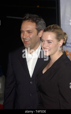 LOS ANGELES, CA. Marzo 09, 2004: attrice Kate Winslet e il marito regista Sam Mendes alla premiere mondiale del suo nuovo film Sunshine eterna della mente immacolata, in Beverly Hills, CA. Foto Stock