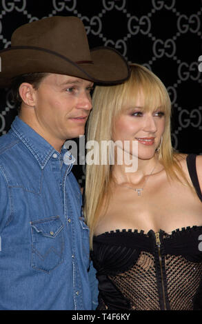 LOS ANGELES, CA. Marzo 28, 2004: Singer gioiello & fidanzato TY MURRAY al Rodeo Drive a piedi Stile di Gala in onore di Gucci Tom Ford. Foto Stock