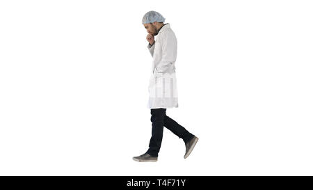 Premuroso medico maschio a camminare su sfondo bianco. Foto Stock