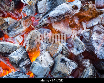 Foto di scintille calde live-brace ardente in uno sfondo a barbecue Foto Stock