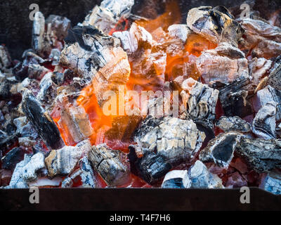 Foto di scintille calde live-brace ardente in un barbecue Foto Stock