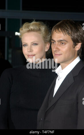 LOS ANGELES, CA. Aprile 06, 2004: attrice Charlize Theron & fidanzato attore Stuart Townsend alla premiere mondiale del suo nuovo film ombra, a Hollywood. Foto Stock