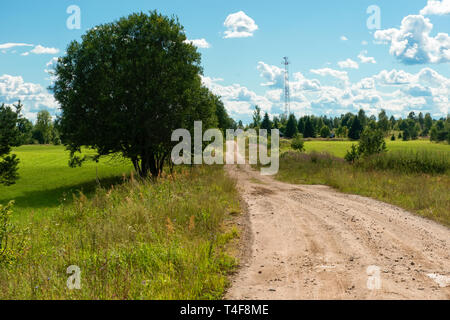 Paese rurale la strada attraverso il campo per il paese Foto Stock