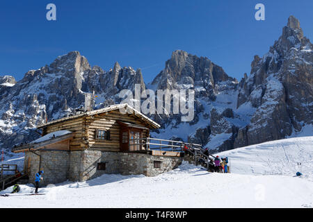 Rifugio di montagna, ski pass Passo Rolle, Palla Gruppo, Dolomiti, Trentino, Italia, Europa Foto Stock