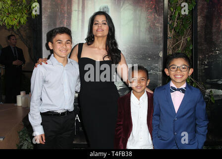 Aprile 15, 2019 - Hollywood, CA, Stati Uniti - 15 Aprile 2019 - Hollywood, California - Aiden Lewandowski, Marisol Ramirez, Oliver Alexander, Jayden Valdivia. Premiere della Warner Bros' ''La Maledizione di La Llorona" tenutosi presso il teatro egiziano. Photo credit: Faye Sadou/AdMedia (credito Immagine: © Faye Sadou/AdMedia via ZUMA filo) Foto Stock