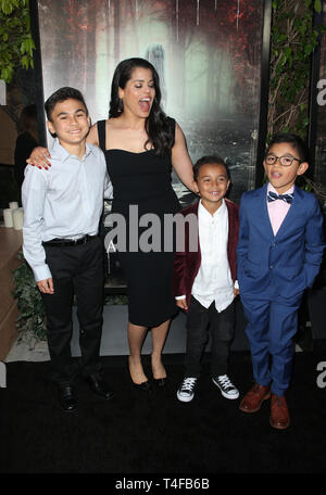 Aprile 15, 2019 - Hollywood, CA, Stati Uniti - 15 Aprile 2019 - Hollywood, California - Aiden Lewandowski, Marisol Ramirez, Oliver Alexander, Jayden Valdivia. Premiere della Warner Bros' ''La Maledizione di La Llorona" tenutosi presso il teatro egiziano. Photo credit: Faye Sadou/AdMedia (credito Immagine: © Faye Sadou/AdMedia via ZUMA filo) Foto Stock