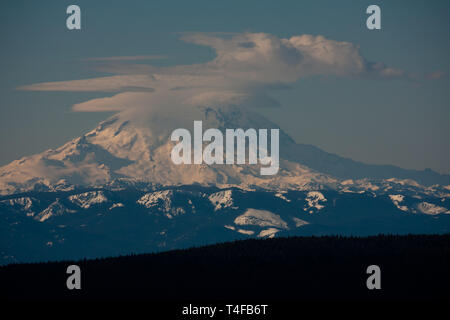 Mt Rainier visto dalla cresta di missione circa 69 miglia a nordest durante l'inverno appare molto grandi a causa della relativamente bassa terre che circondano il picco. Foto Stock