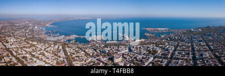 Panorama della città di Odessa e il mare con una porta contro un cielo blu in una giornata di sole. Vista aerea da fuco Foto Stock
