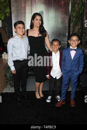 Aprile 15, 2019 - Hollywood, CA, Stati Uniti - 15 Aprile 2019 - Hollywood, California - Aiden Lewandowski, Marisol Ramirez, Oliver Alexander, Jayden Valdivia. Premiere della Warner Bros' ''La Maledizione di La Llorona" tenutosi presso il teatro egiziano. Photo credit: Faye Sadou/AdMedia (credito Immagine: © Faye Sadou/AdMedia via ZUMA filo) Foto Stock