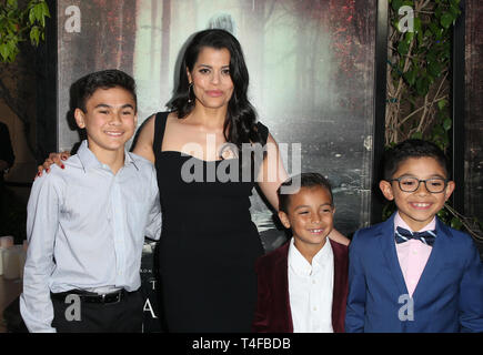 Aprile 15, 2019 - Hollywood, CA, Stati Uniti - 15 Aprile 2019 - Hollywood, California - Aiden Lewandowski, Marisol Ramirez, Oliver Alexander, Jayden Valdivia. Premiere della Warner Bros' ''La Maledizione di La Llorona" tenutosi presso il teatro egiziano. Photo credit: Faye Sadou/AdMedia (credito Immagine: © Faye Sadou/AdMedia via ZUMA filo) Foto Stock