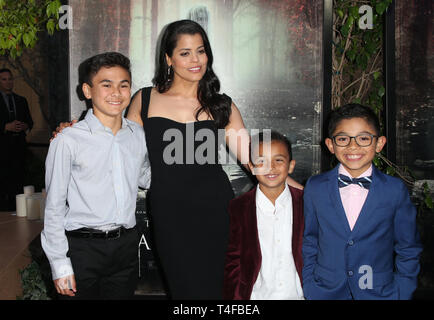 Aprile 15, 2019 - Hollywood, CA, Stati Uniti - 15 Aprile 2019 - Hollywood, California - Aiden Lewandowski, Marisol Ramirez, Oliver Alexander, Jayden Valdivia. Premiere della Warner Bros' ''La Maledizione di La Llorona" tenutosi presso il teatro egiziano. Photo credit: Faye Sadou/AdMedia (credito Immagine: © Faye Sadou/AdMedia via ZUMA filo) Foto Stock