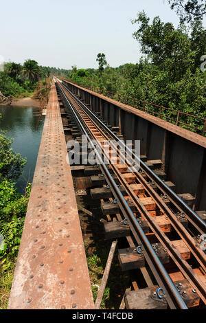 Rampa e operazioni portuali per la gestione e il trasporto di minerale di ferro. Ponte Ferroviario sul fiume vicino a Port Loko sottoposti a revisione e rinnovo Foto Stock