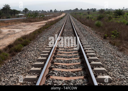 Rail & Port per le operazioni di gestione e il trasporto di minerale di ferro. Raddrizzati e manomesso binario curva di linea - in modo che il taglio di minerale giù il viaggio in treno del tempo. Foto Stock