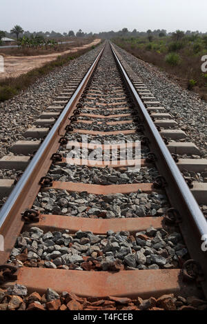 Rail & Port per le operazioni di gestione e il trasporto di minerale di ferro. Raddrizzati e manomesso binario curva di linea - in modo che il taglio di minerale giù il viaggio in treno del tempo. Foto Stock