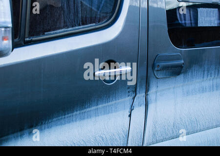 Sporco auto blu porta. Il vetro sporco. Lo sporco secco. Close-up. Foto Stock