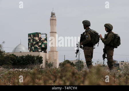 I soldati israeliani del battaglione Lavi HaBik'a, che ha combattenti femminili che addestrano e combattono a fianco degli uomini e opera nella valle del Giordano meridionale, sono di guardia vicino all'accademia di polizia palestinese nella città di Gerico. Cisgiordania Israele Foto Stock