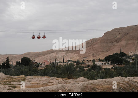 Funivie che collegano il Monte della tentazione alla città di Gerico in Cisgiordania, Israele. Foto Stock