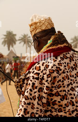 Voodoo festival a Ouidah, Benin. Kings simili da una parte e gli ospiti speciali alla festa. Foto Stock